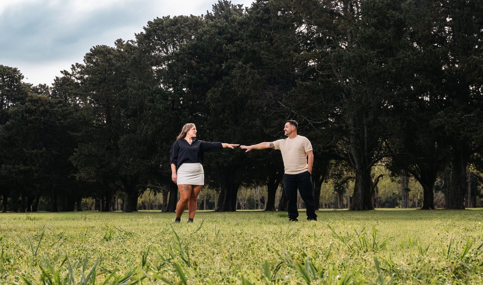 Clara y Marcos en su book de novios en Parque Villarino, Zavalla
