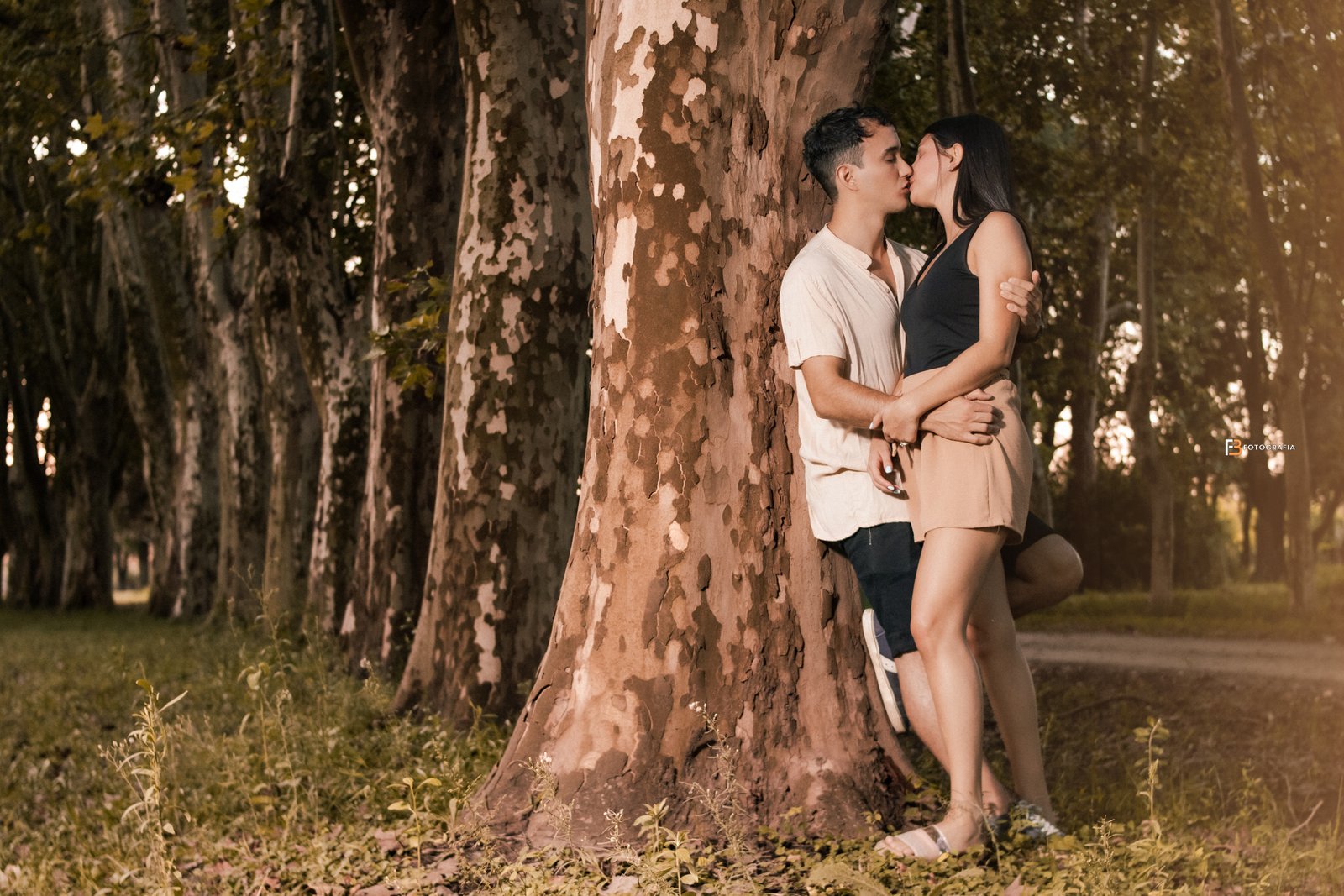 Flor y Joel en su book de novios en Parque Villarino, Zavalla