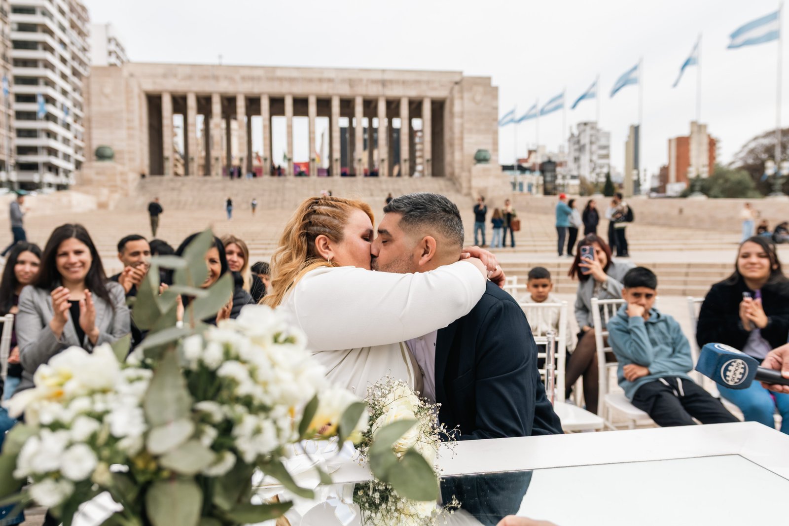 Aldana y Facundo en su civil en Monumento a la Bandera, Rosario