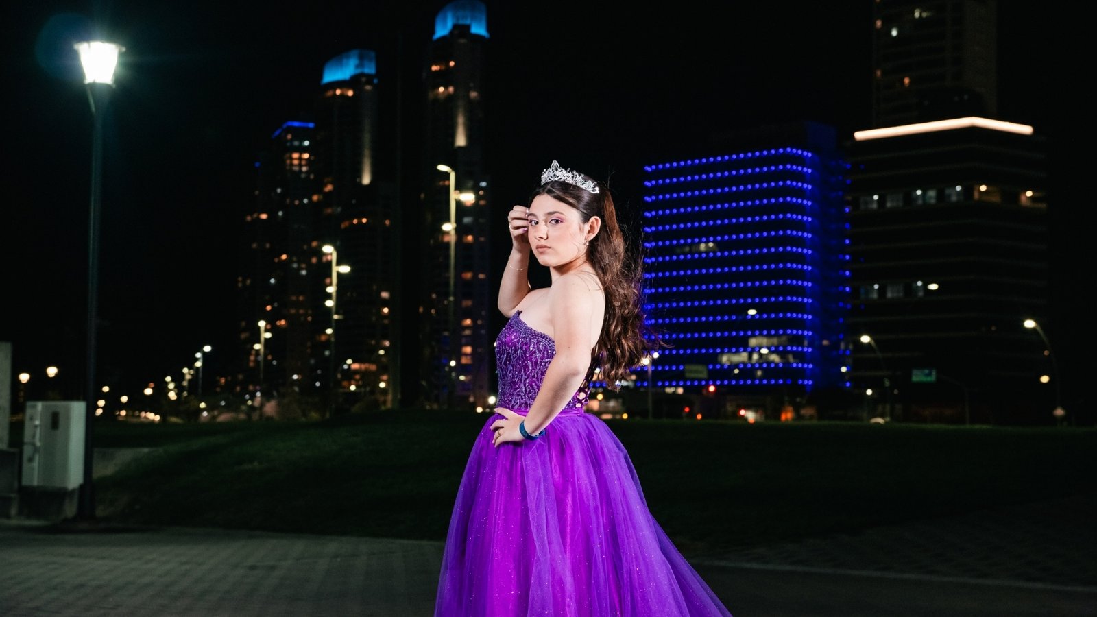 Quinceañera con vestido violeta durante un book nocturno en Rosario